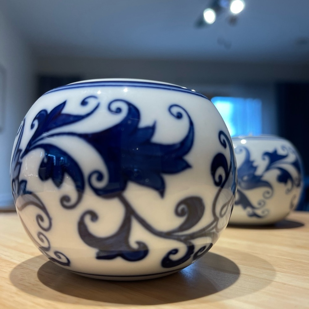 Blue and white ceramic tealight/votive candle holders - Picture 4 of 10